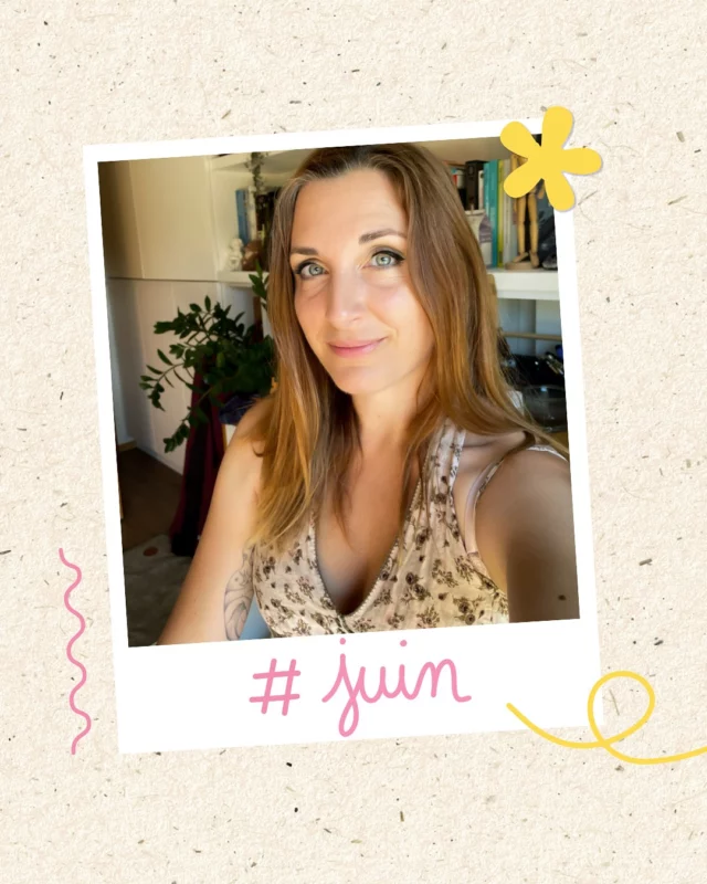 J U I N 💕

1. La création d’un faire-part que j’ai adoré illustrer 

2. Profiter des jours qui rallongent

3. Parfois, j’anime une formation qui s’appelle « écrire pour être lu.e », avec plein d’astuces, des rires et des gifs ringards 🤭

4. J’ai eu 39 ans, ça va. Dans ma tête j’en suis toujours à 23, et en même temps plus je vieillis, plus je lâche prise sur plein de choses, pour diriger mon énergie sur ce qui en vaut vraiment la peine. Prendre de la hauteur, changer d’angle, faire taire son égo et s’entourer de ce qui nous fait du bien ❤️

5. « Elle est où Sev ? » bah à la traîne comme toujours à prendre en photo des fougères incroyables et de fleurs aux couleurs intenses, et cette mousse ? Non mais vous avez vu toutes ces nuances de vert ? 🤭

Je vous souhaite un dimanche doux et lumineux, à l’image des ces soirées de juin qui se prolongent et traînent pour notre plus grand bonheur ☀️

#cameraroll #illustratrice #graphiste #papeteriecreative #illustrationaquarelle #momentsdevie #quotidien